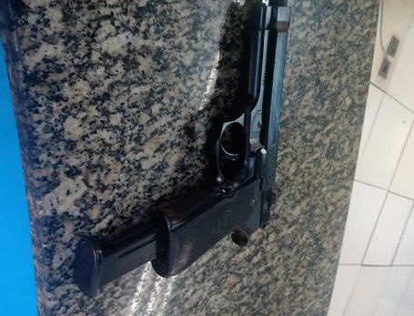 Metralhadora, pistolas e farto material entorpecente apreendido em São Gonçalo, com ajuda do Disque Denúncia, em três ações do 7ª BPM